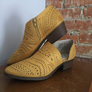 Mustard ankle booties - Not Rated // Anouk